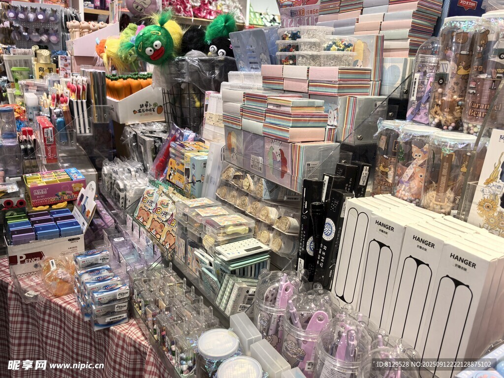 琳琅满目的礼品店商品