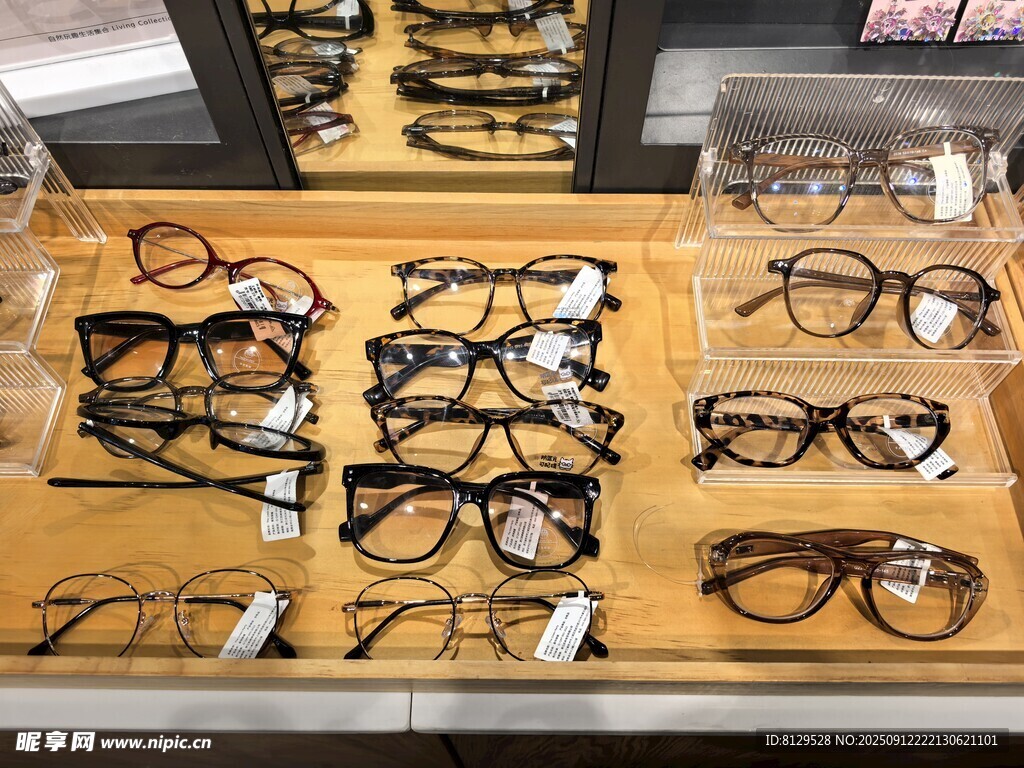 展示架上的多款时尚眼镜