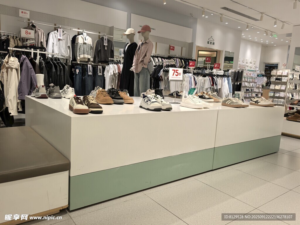 时尚服装店收银台展示区