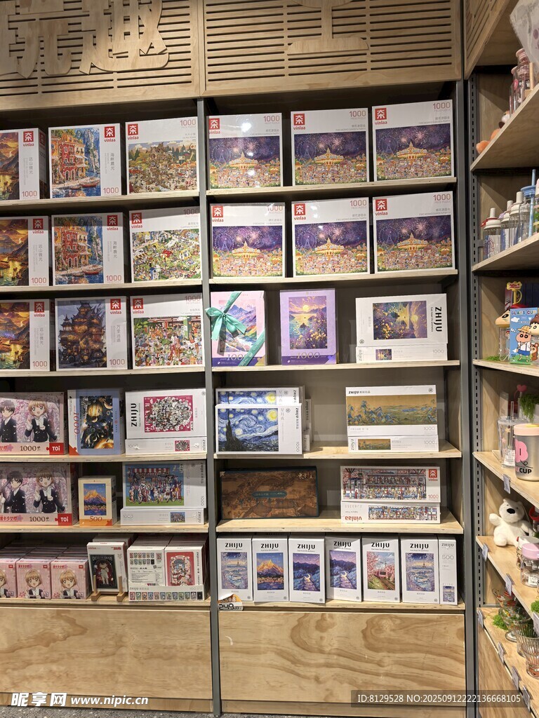 摆满明信片的精美展示架