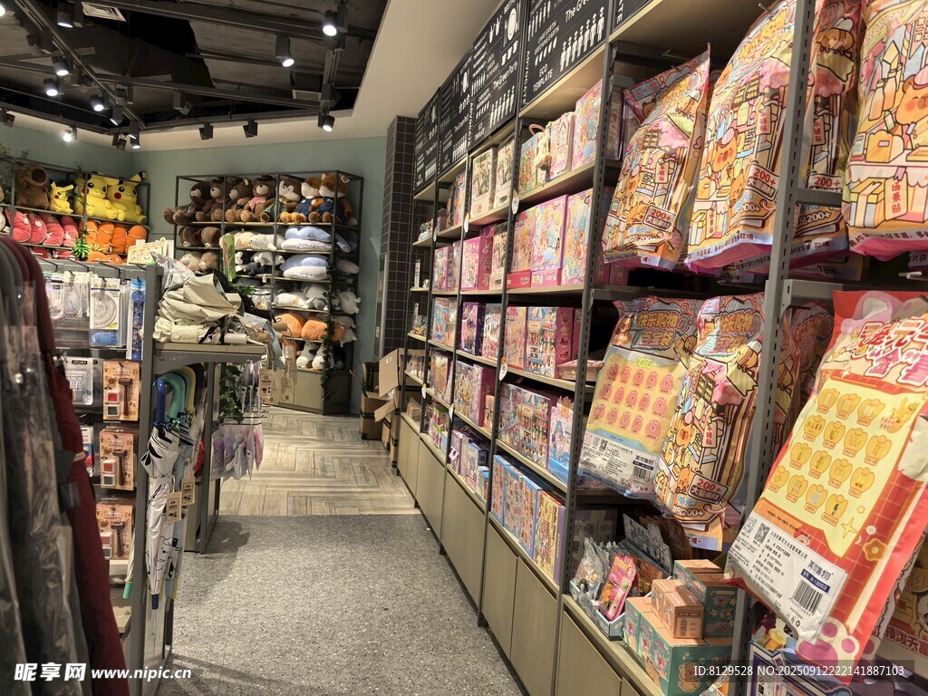 超市零食区货架琳琅满目