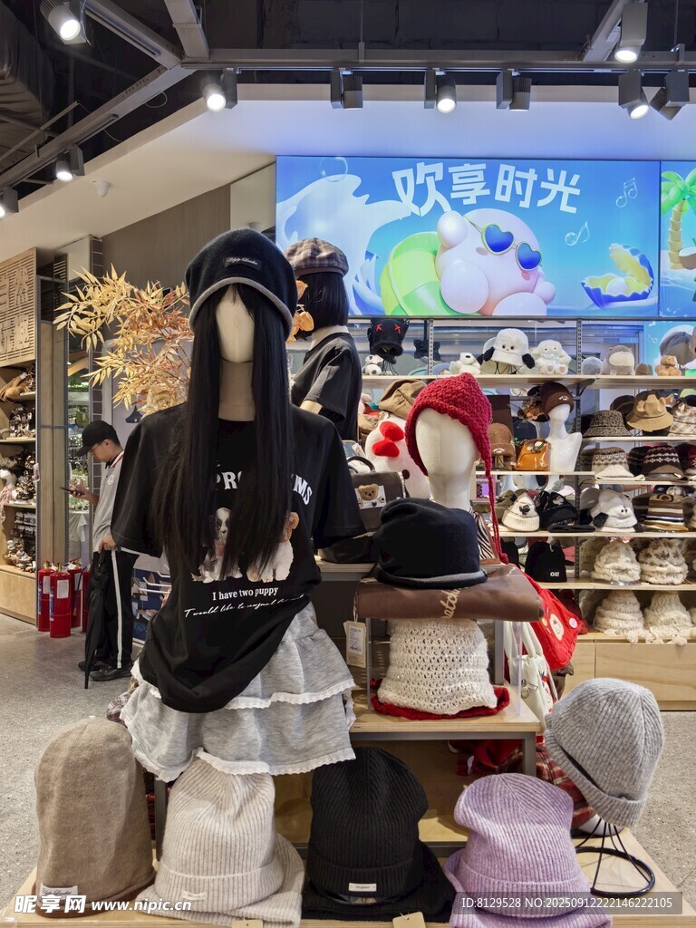 可爱玩偶陈列于店内