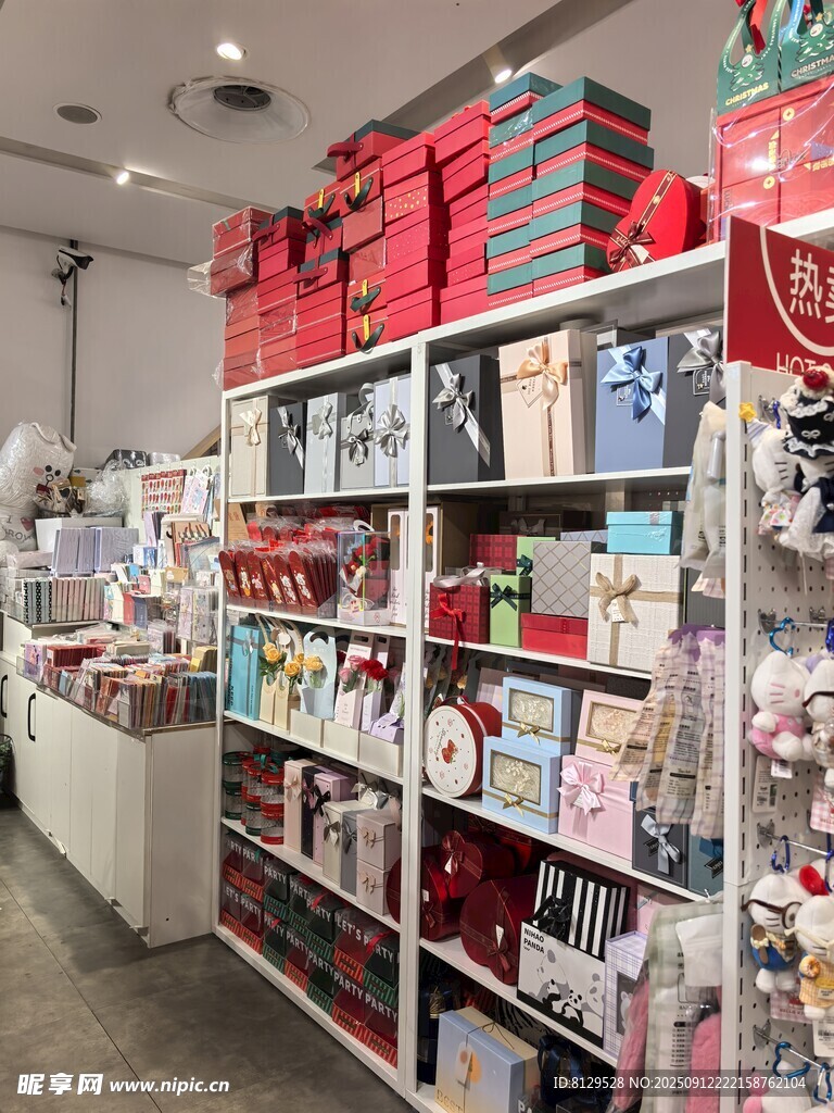 礼品店内琳琅满目的商品