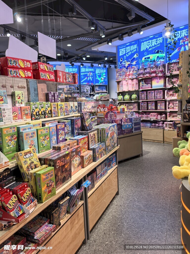 超市内琳琅满目的商品货架