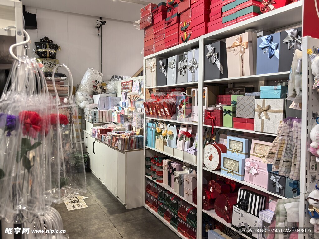 精致礼品店多样商品陈列