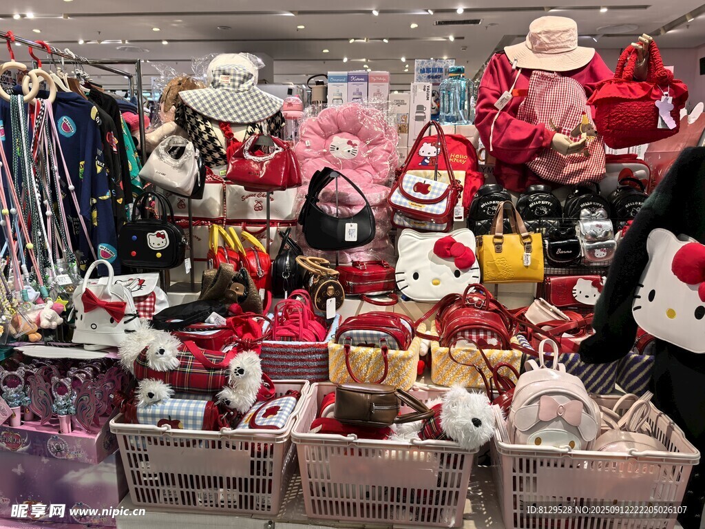 圣诞饰品摊位节日氛围浓