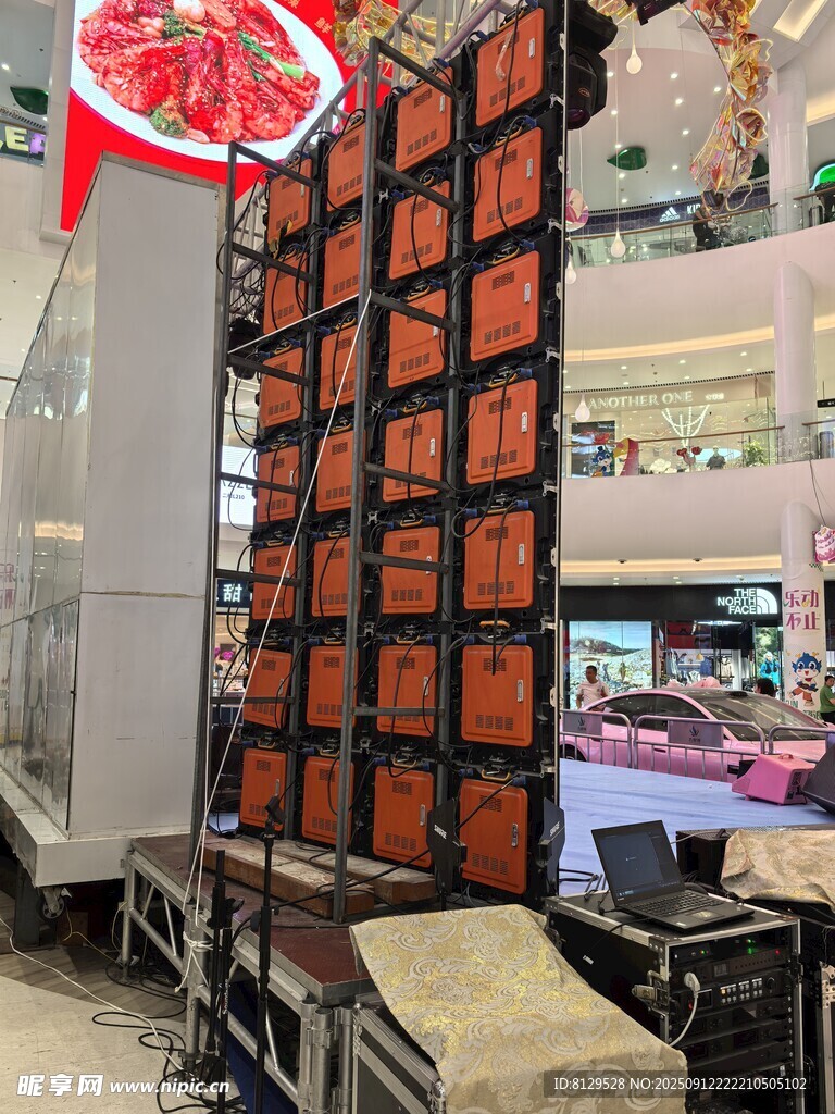 商场内的装饰陈列展示