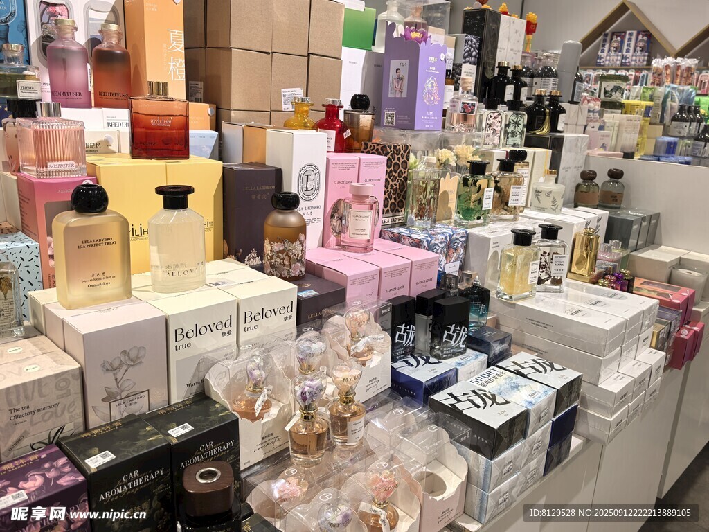 多彩礼品摆满货架