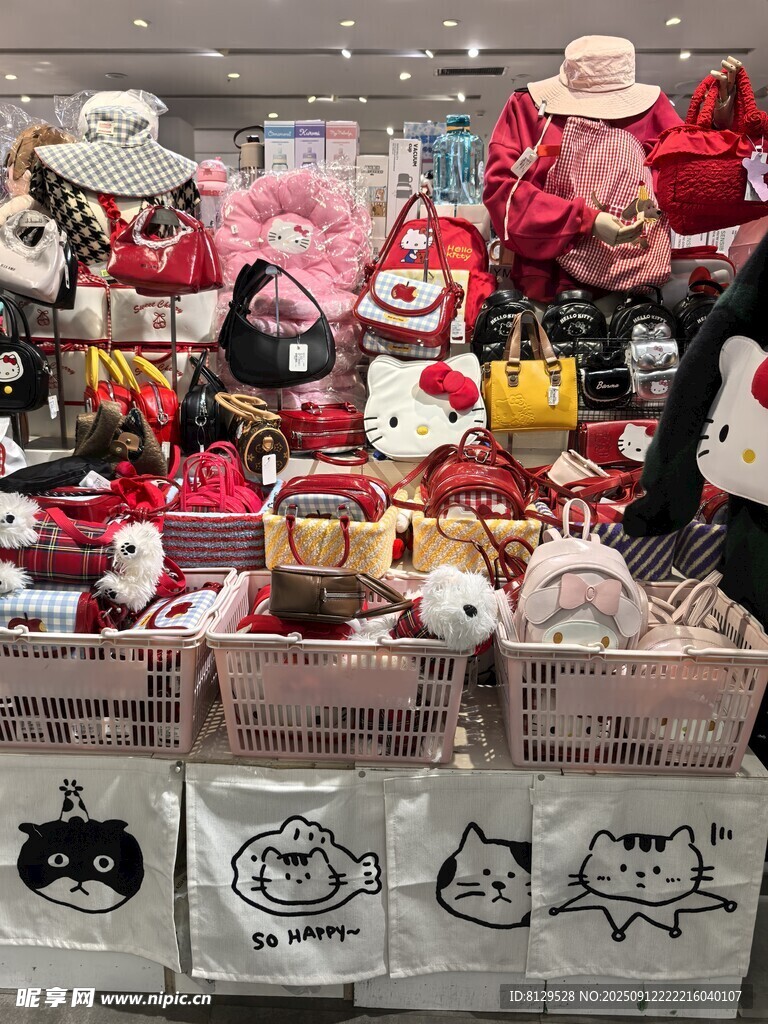 可爱玩偶饰品摆满展示台