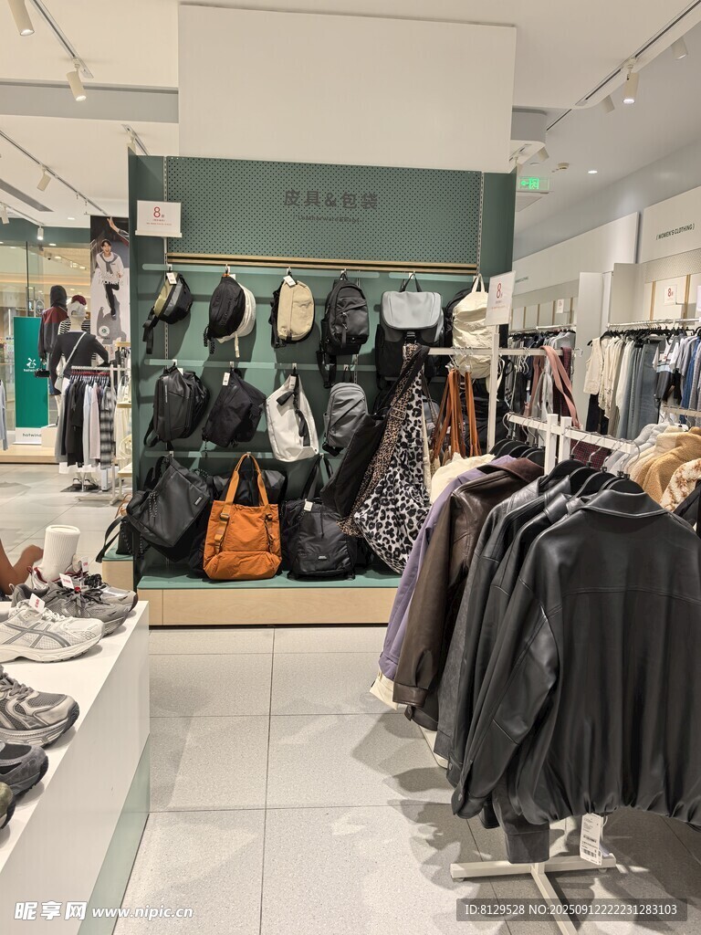 时尚服装店内部陈列展示