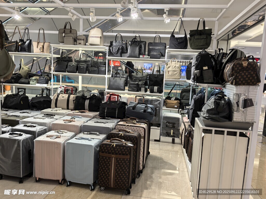 时尚箱包店内景展示