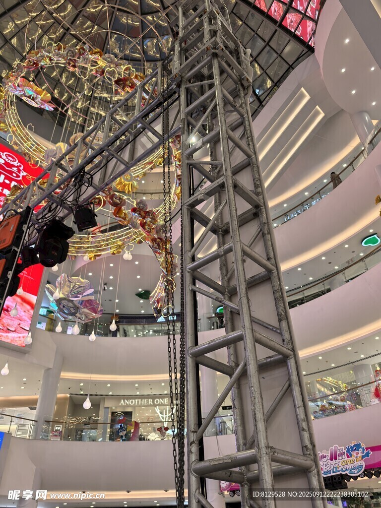 商场内的钢结构装饰景观