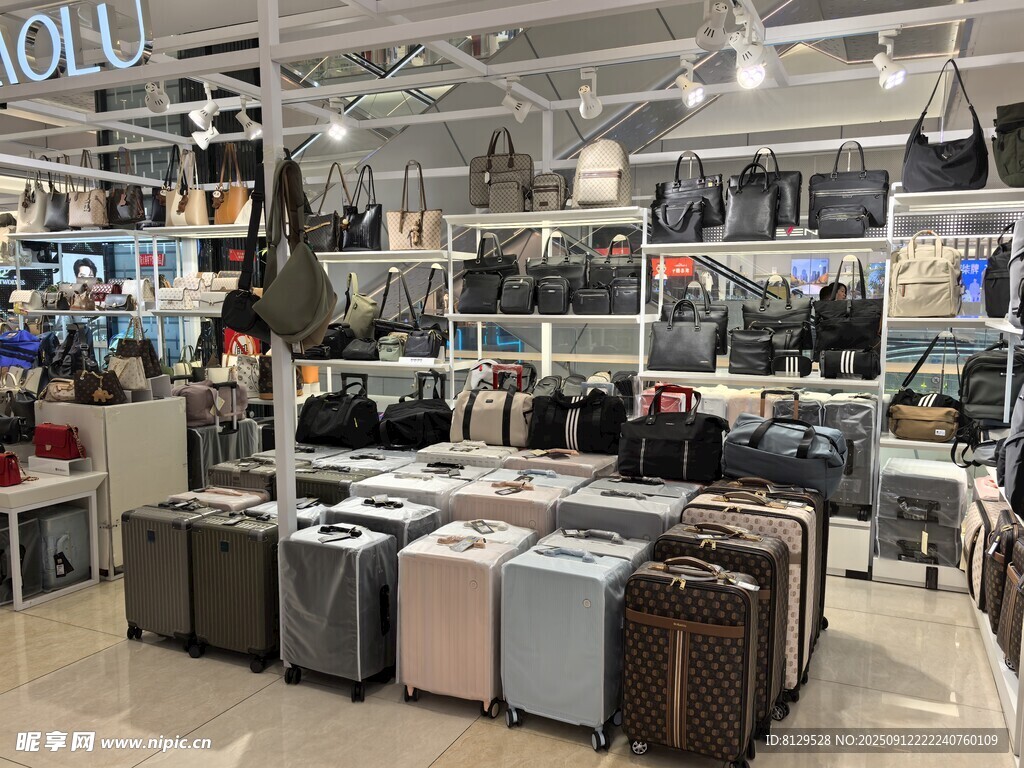 箱包店内琳琅满目的箱包