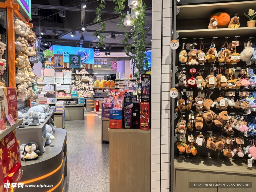 多彩玩具店玩偶琳琅满目
