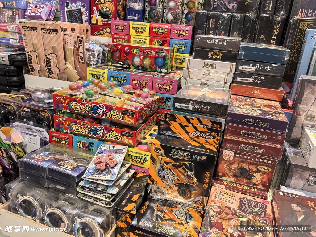 多彩玩具堆满架