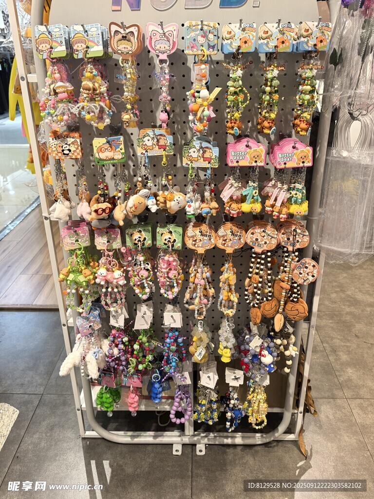 多彩玩偶陈列架展示多样玩偶
