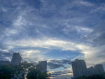 城市上空的壮丽云霞景观