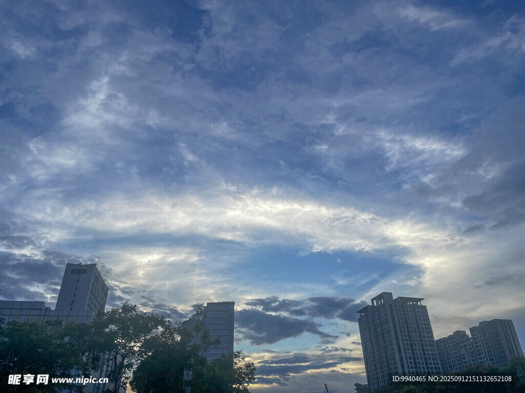 城市上空的壮丽云霞景观