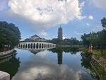 湖畔拱桥与塔楼美丽景致大学校园