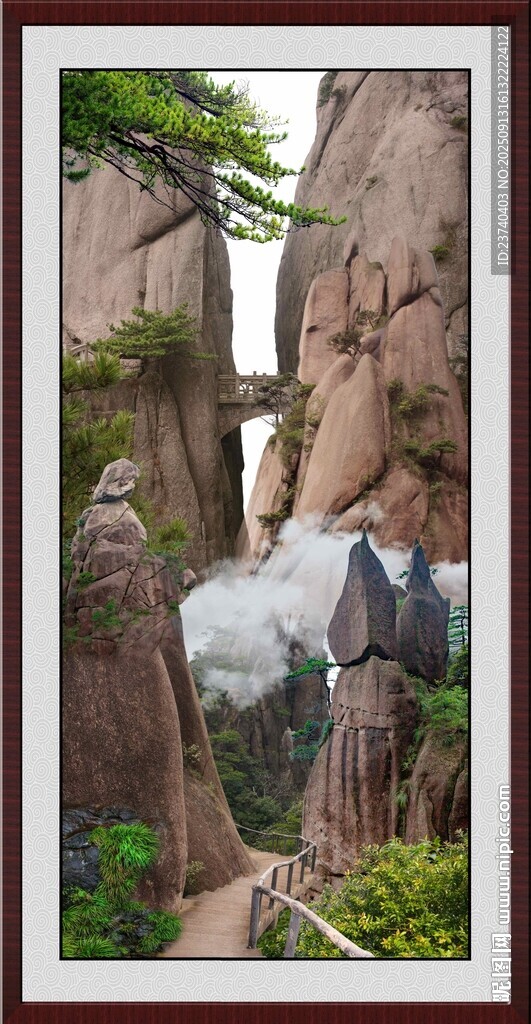 山间云雾缭绕的岩石景观