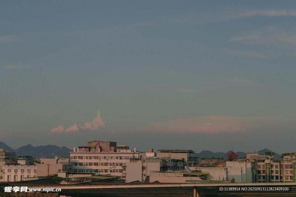 城市天际线与远处朦胧山峦