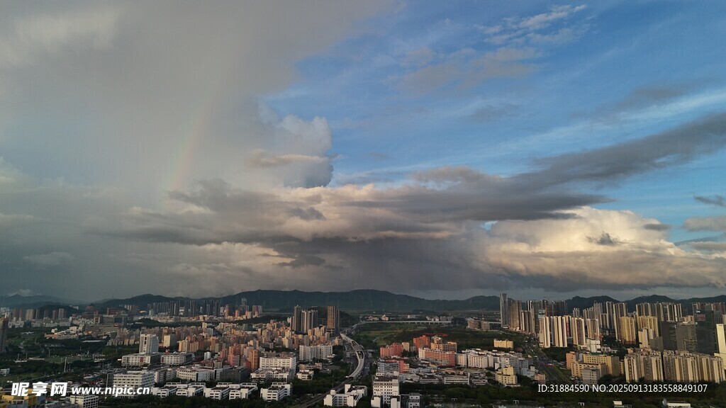 城市上空的壮丽云层景观