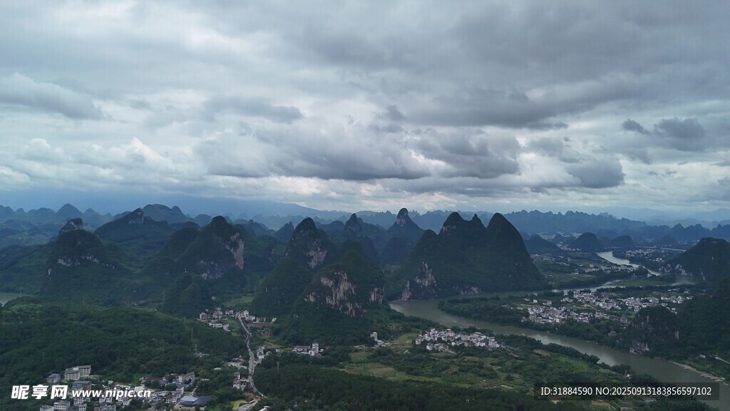 山峦云海间的壮美景色
