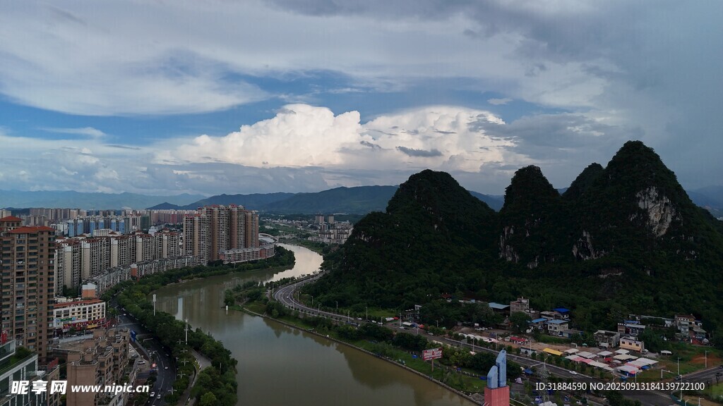 山水环绕的城市风光
