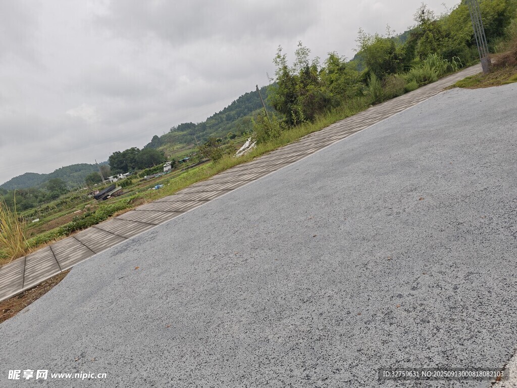蜿蜒山间公路