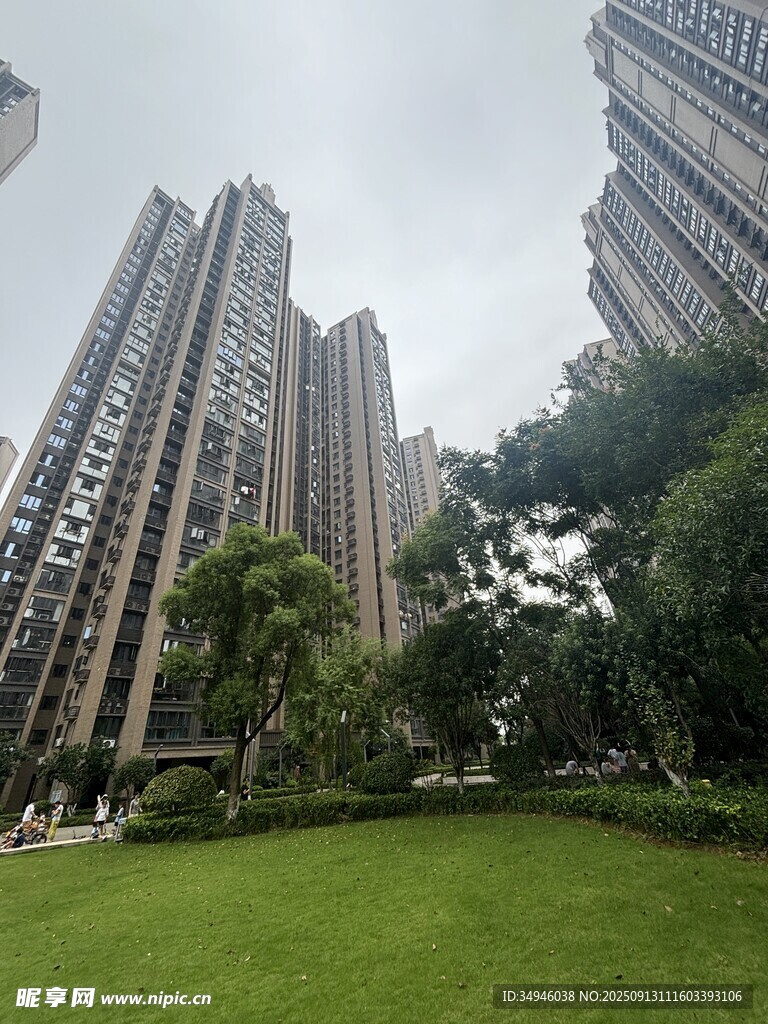 城市中高楼环绕的绿地景观