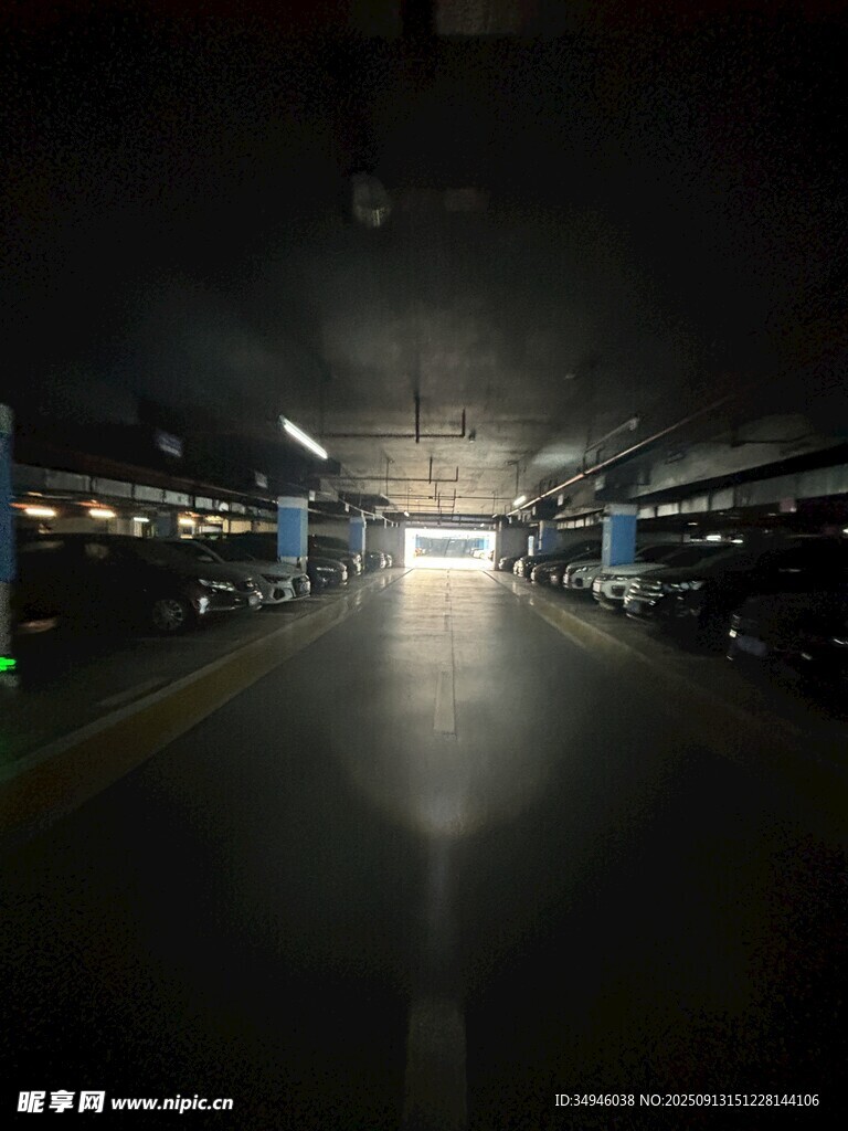 地下停车场的昏暗通道