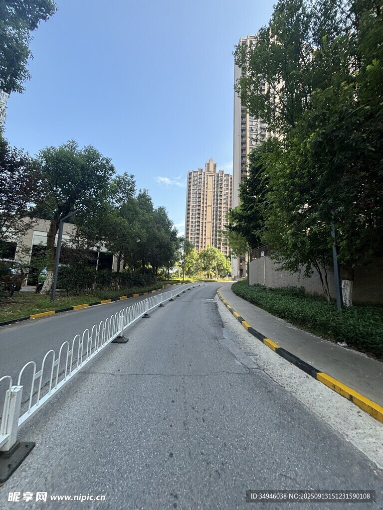 城市中整洁的宽阔道路