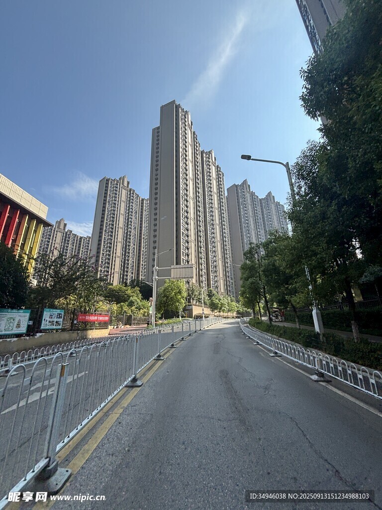 城市街道旁的高楼景观