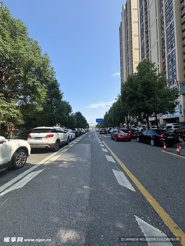 城市街道车辆停放景象
