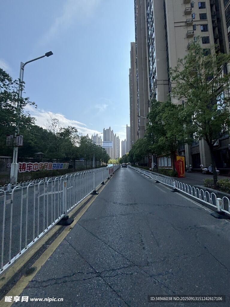 城市空旷街道与高楼景象