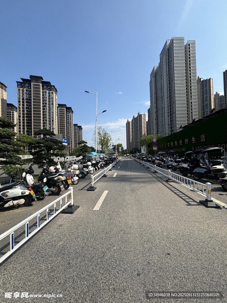 城市宽阔道路与林立高楼