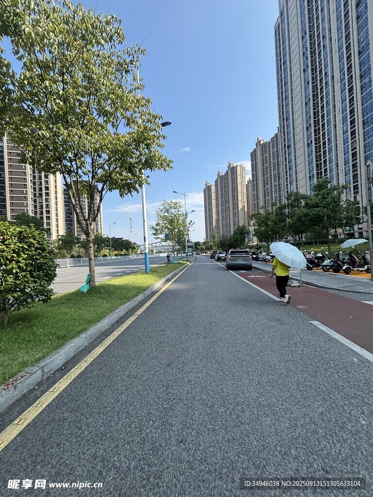 城市道路上的骑行者