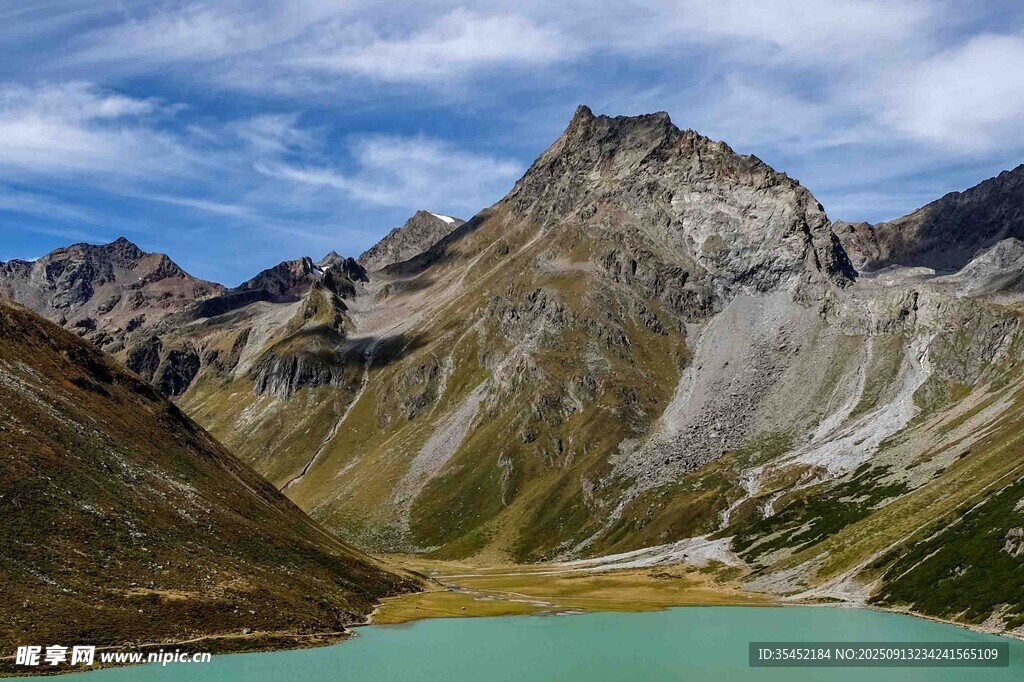 高山湖畔