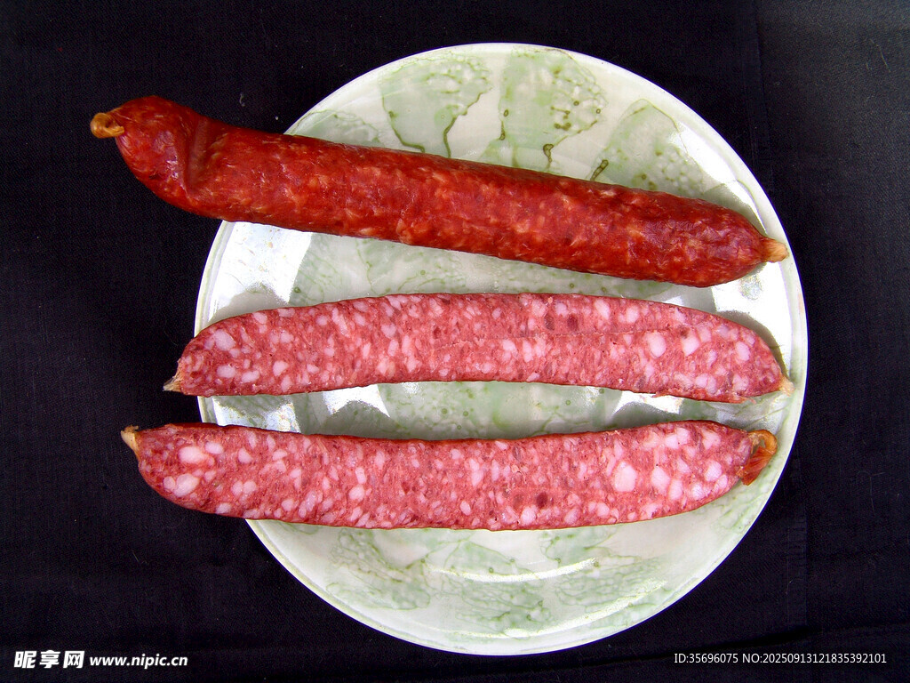 多样风味香肠摆于盘中