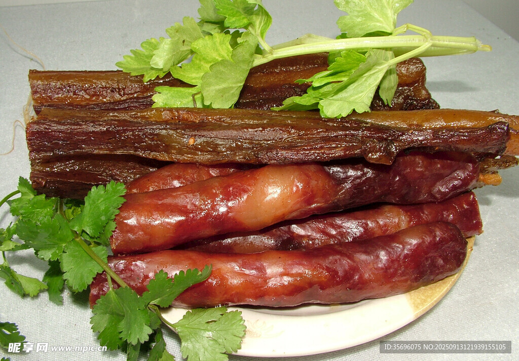 美味腊肠与风干肉摆盘