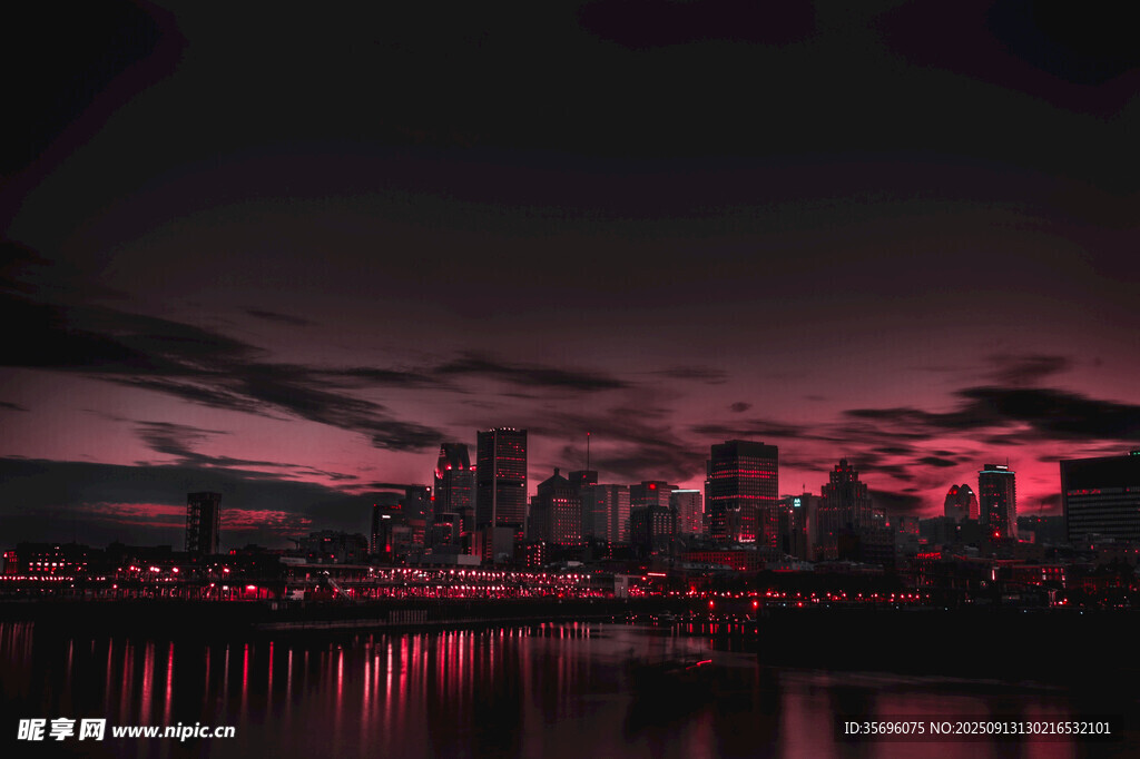 夜幕下的城市霓虹景观