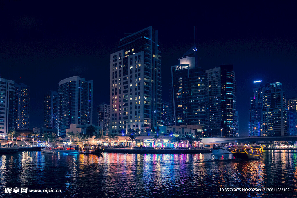 璀璨夜景中的城市滨水风光