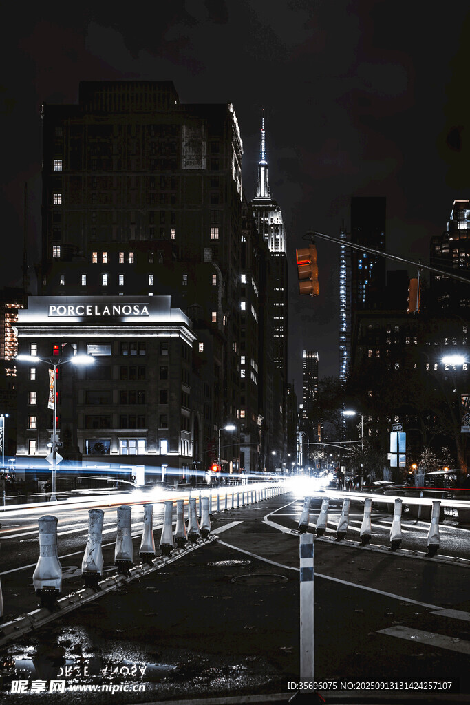 城市夜景中的道路与建筑