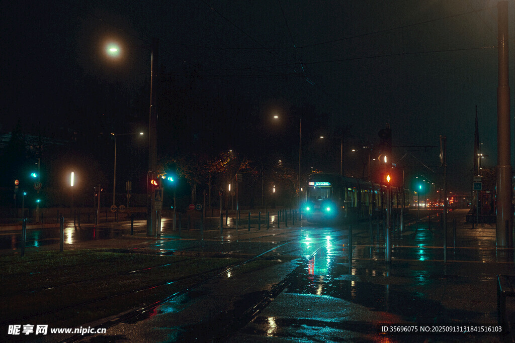 雨夜街道的朦胧街景
