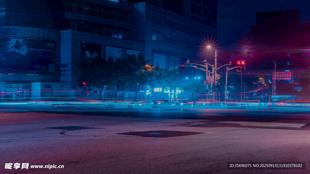 城市夜景中的模糊街道