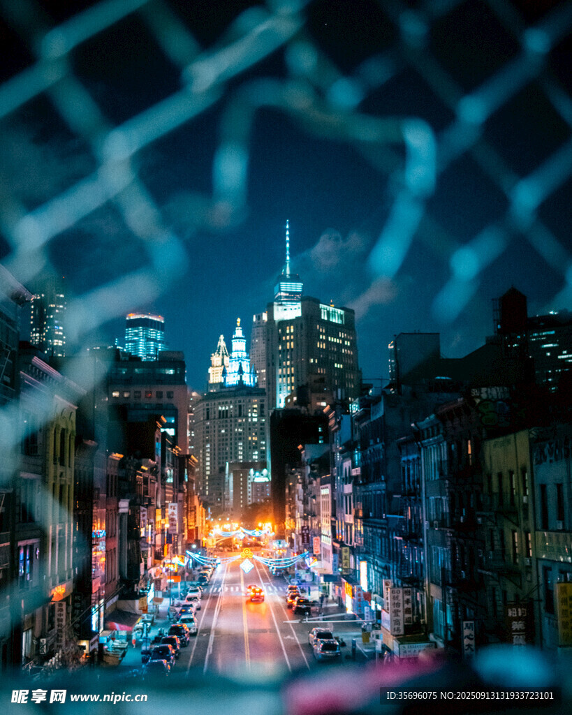 城市夜景中的繁华街道