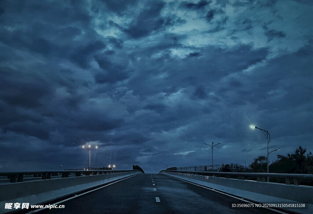 夜幕下的公路与阴沉天空