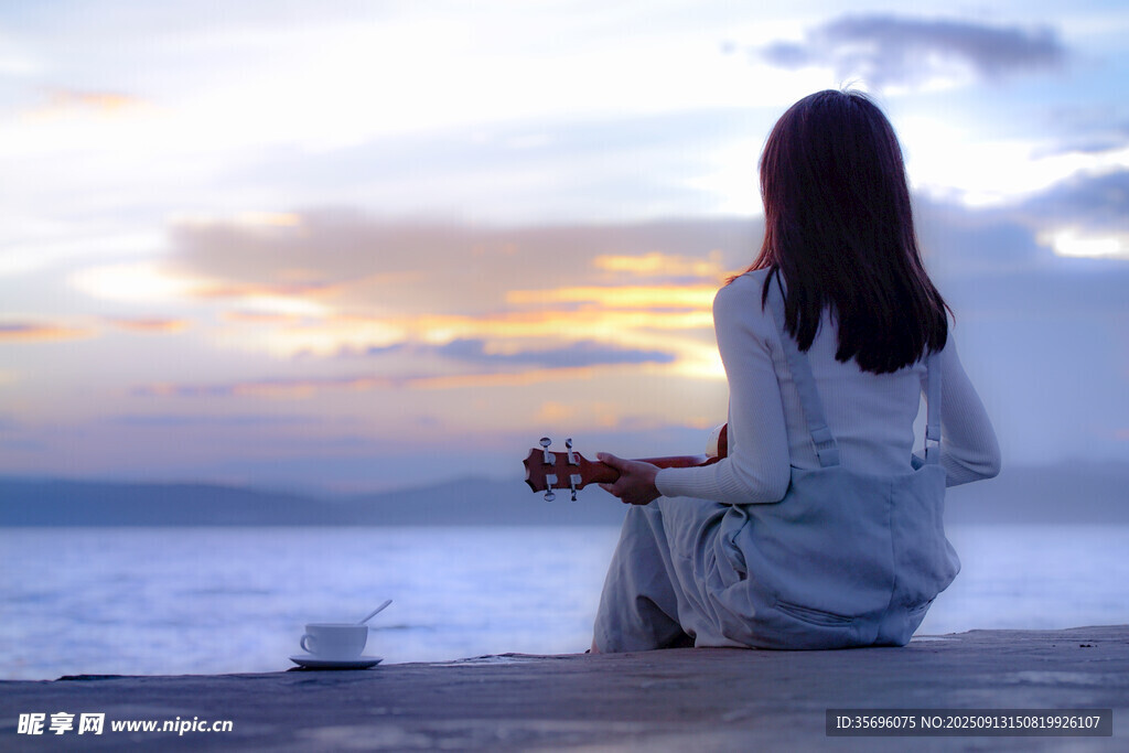 海边女子静坐赏绝美日落