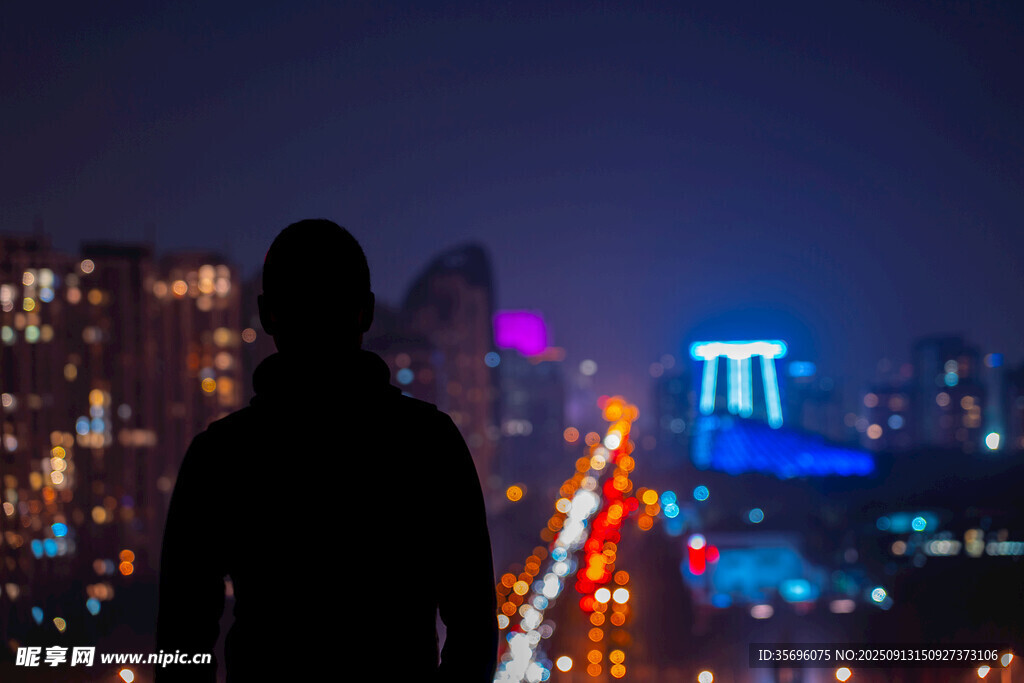 夜城市景下的孤独背影