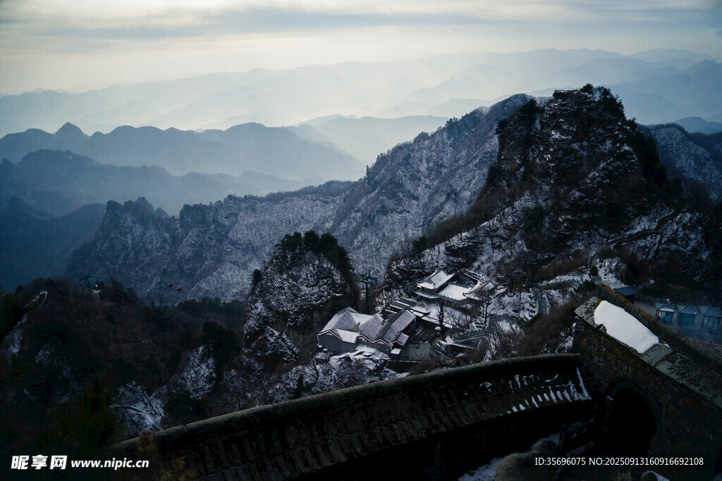 雪覆山峦壮丽景致